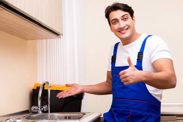 Giovane riparatore che lavora in cucina — Foto Stock
