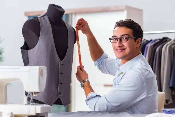 Fiatal férfi szabó dolgozik az új ruhák — Stock Fotó