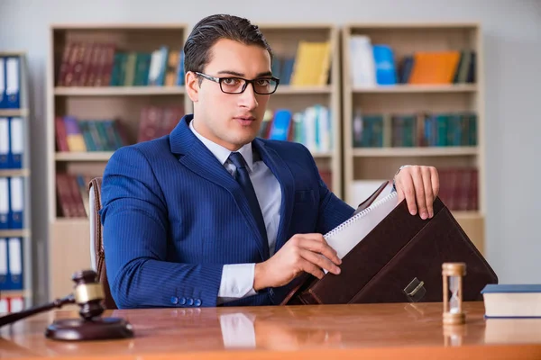 Juez guapo con mazo sentado en la sala — Foto de Stock