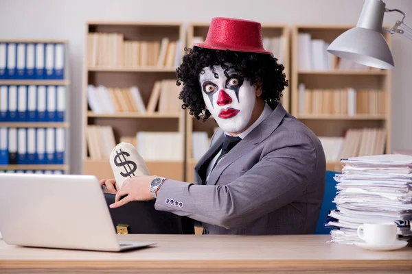 Clown zakenman werkzaam in het kantoor — Stockfoto