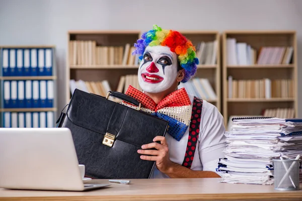 Empresário palhaço que trabalha no escritório — Fotografia de Stock