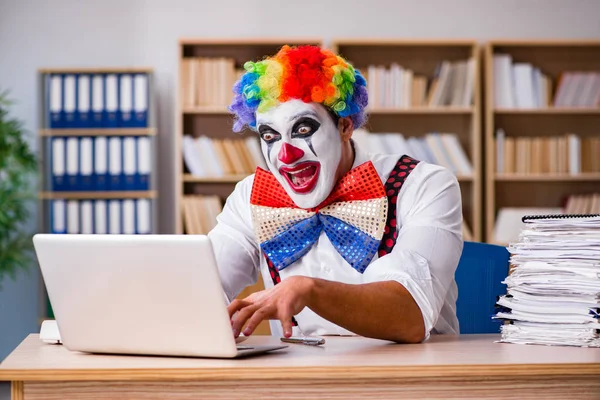 Clown affärsman som arbetar på kontoret — Stockfoto