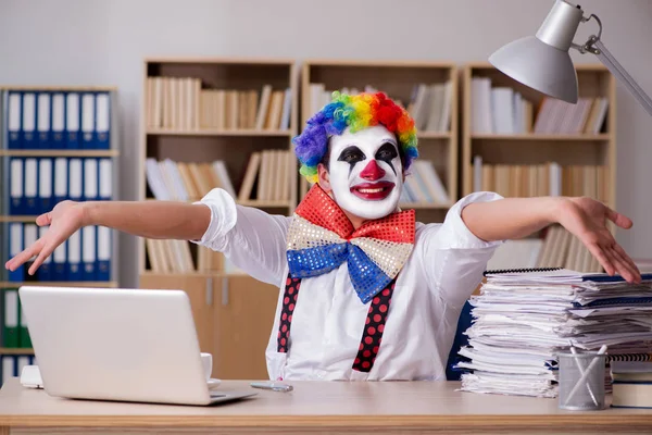 在办公室工作的小丑商人 — 图库照片