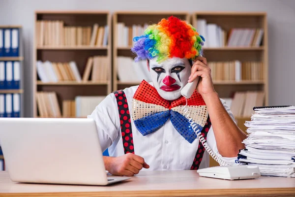 Clown uomo d'affari che lavora in ufficio — Foto Stock