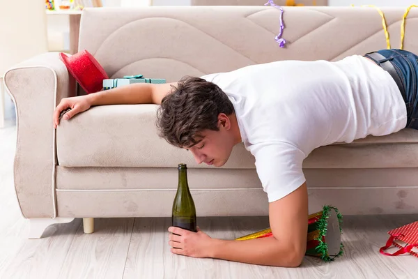 El hombre después de la pesada fiesta de Navidad en casa —  Fotos de Stock