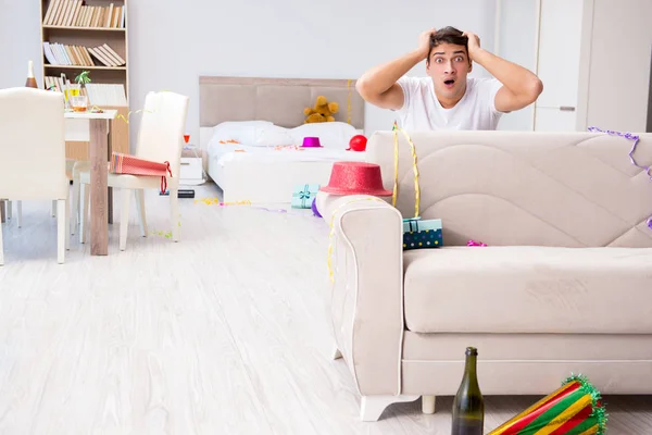 Hombre en casa después de la fiesta pesada — Foto de Stock