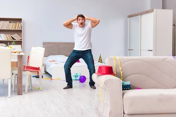 Homem assustado depois da festa de Natal — Fotografia de Stock