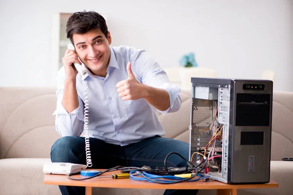Happy customer resolving his computer problem — Stock Photo, Image