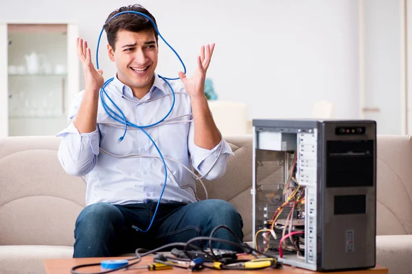 Frustrado homem com computador pc quebrado — Fotografia de Stock