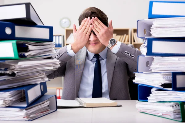 Imprenditore occupato sotto stress a causa del lavoro eccessivo — Foto Stock