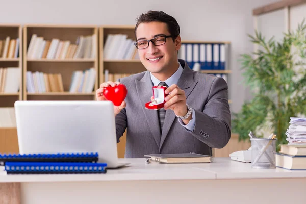 Hacer propuesta en línea citas —  Fotos de Stock