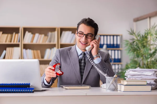 Adam yapma teklifi yere telefon