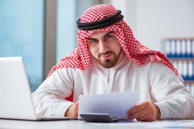 Arap işadamı dizüstü bilgisayarla çalışıyor