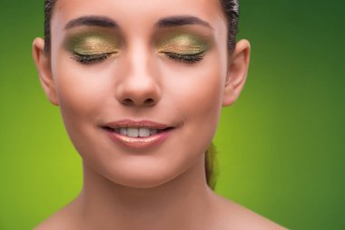 Güzellik kavramı yeşil zemin üzerine genç kadın