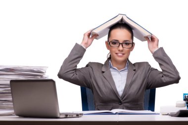 Ofisteki genç iş kadını beyazlardan soyutlanmış.