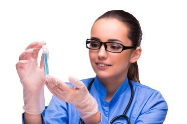 Laboratuvardaki genç bayan doktor beyazlar içinde izole edilmiş.