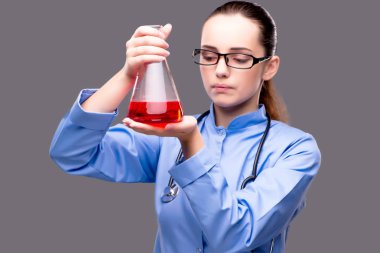 Tıbbi konseptte genç doktor