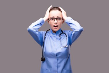 Tıbbi konseptte genç doktor