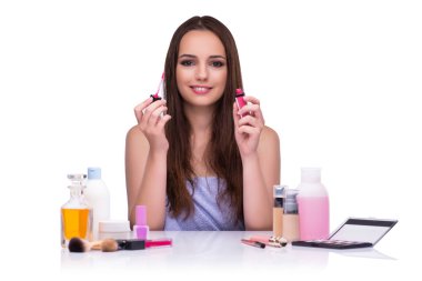 Beyazlar içinde makyaj yapan kadın.