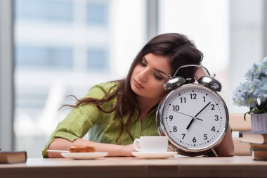 Çalar saati olan öğrenci sınavlara hazırlanıyor