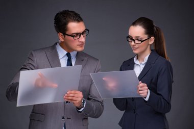 Sanal ekran üzerinde çalışan iş adamları