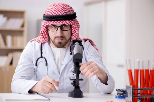 Médico árabe trabajando en el hospital de laboratorio —  Fotos de Stock