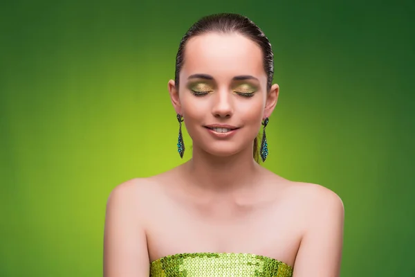Молода жінка в концепції краси на зеленому фоні — стокове фото