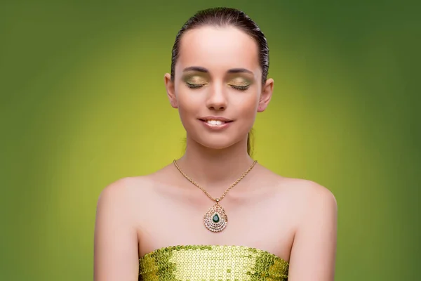Νεαρή γυναίκα στην έννοια της ομορφιάς σε πράσινο φόντο — Φωτογραφία Αρχείου