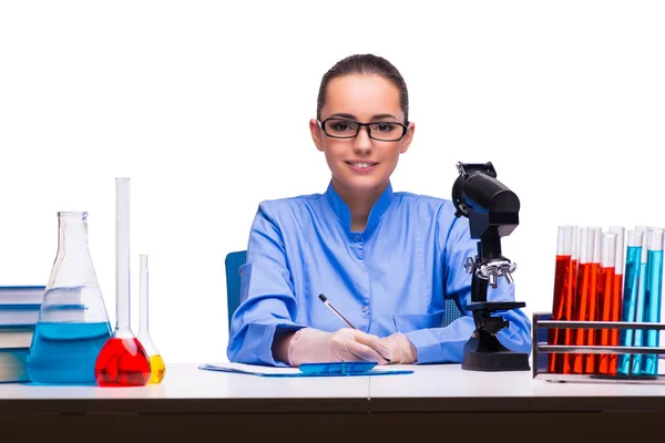 Jeune femme médecin en laboratoire isolée sur blanc — Photo