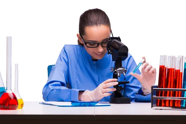 Junge Ärztin im Labor isoliert auf weiß — Stockfoto