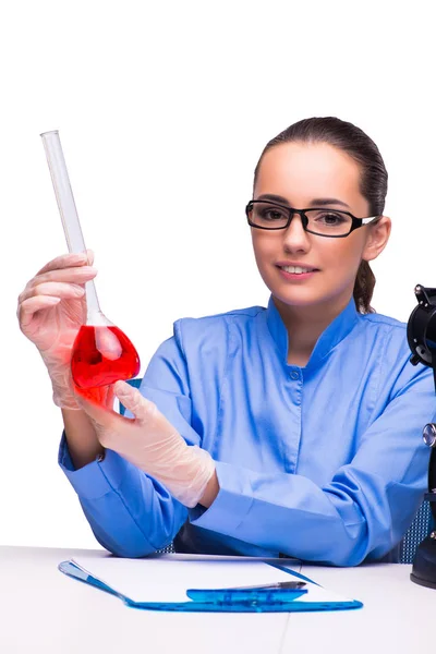 Giovane medico donna in laboratorio isolato su bianco — Foto Stock