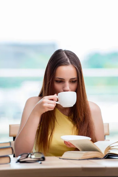 Sınavlara hazırlanan genç öğrenci çay içiyor. — Stok fotoğraf