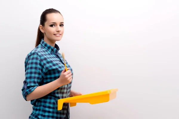 Casa de pintura de mujer en concepto de bricolaje —  Fotos de Stock