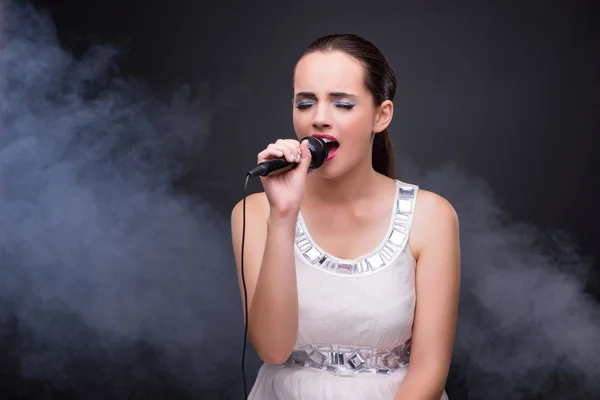 Młoda dziewczyna śpiewa w klubie karaoke — Zdjęcie stockowe
