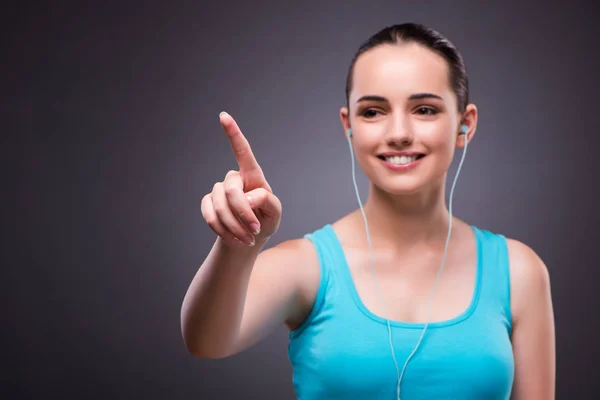 Mujer en concepto deportivo pulsando botones —  Fotos de Stock