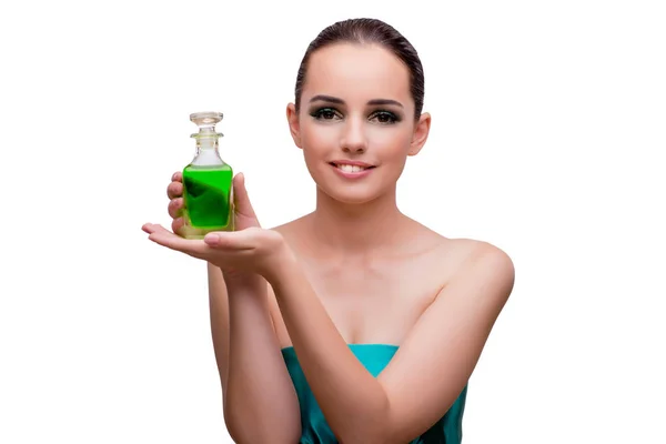 Жінка тримає пляшку зелених парфумів — стокове фото