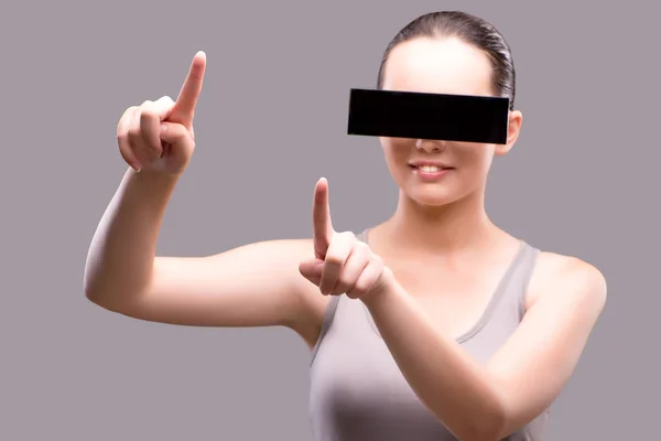 Mujer joven con gafas de realidad virtual — Foto de Stock