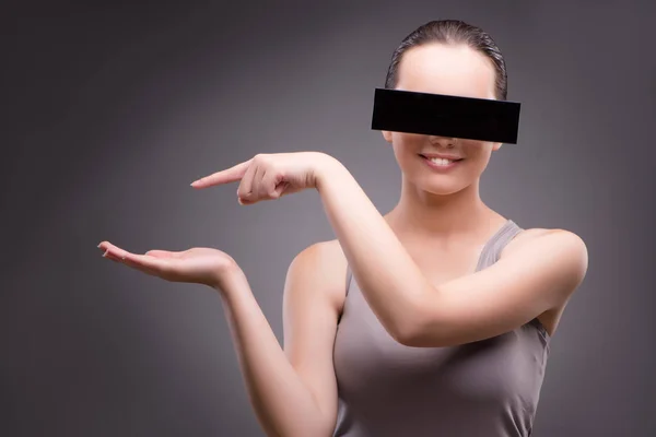 Jeune femme avec lunettes de réalité virtuelle — Photo