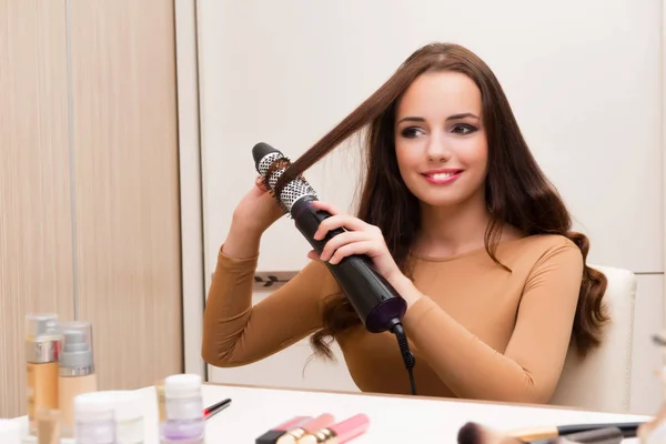 Mujer bonita haciendo su pelo preparándose para la fiesta — Foto de Stock