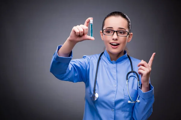 Ung läkare i medicinska begrepp — Stockfoto