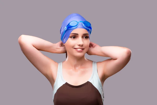 Schwimmerin vor grauem Hintergrund — Stockfoto