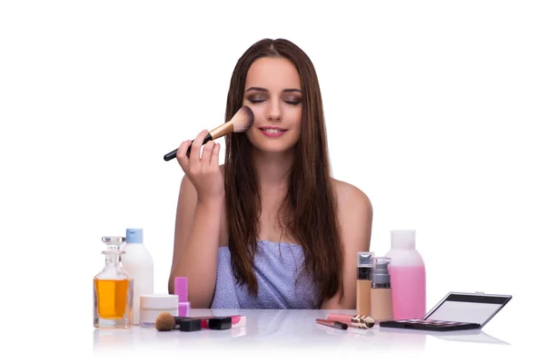 Kobieta robi makijaż odizolowany na białym — Zdjęcie stockowe