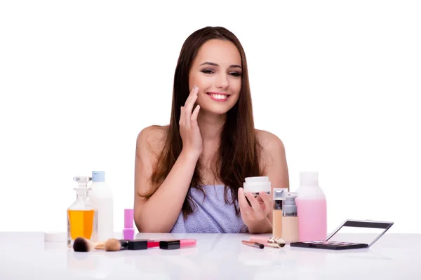 Kvinna gör makeup isolerad på vitt — Stockfoto