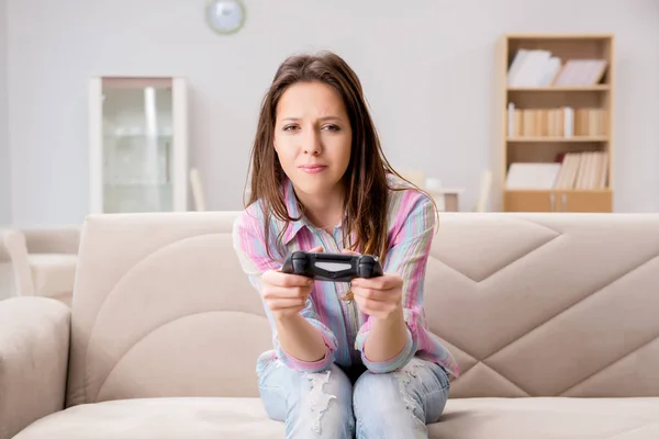 Jong gezin dat lijdt aan computerspelletjes verslaving — Stockfoto