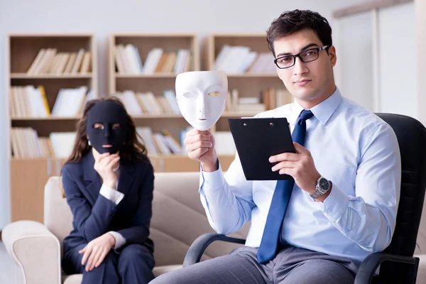 Mulher com máscara durante a visita do psicólogo — Fotografia de Stock