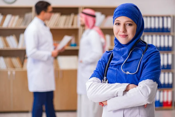 Conceito de diversidade com médicos no hospital — Fotografia de Stock