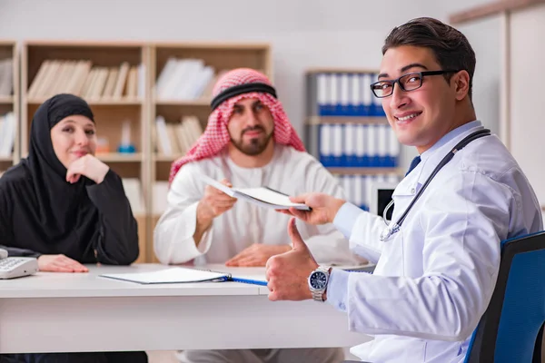 Arts raadplegen van Arabische familie in ziekenhuis — Stockfoto