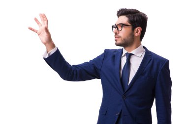 Genç işadamı beyaz izole sanal düğmelere basarak