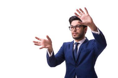 Genç işadamı beyaz izole sanal düğmelere basarak