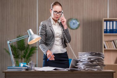 Ofiste çalışan iş kadını.